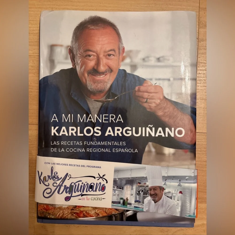A Mi Manera by Karlos Arguiñano Cookbook. In Spanish. Great Condition.
